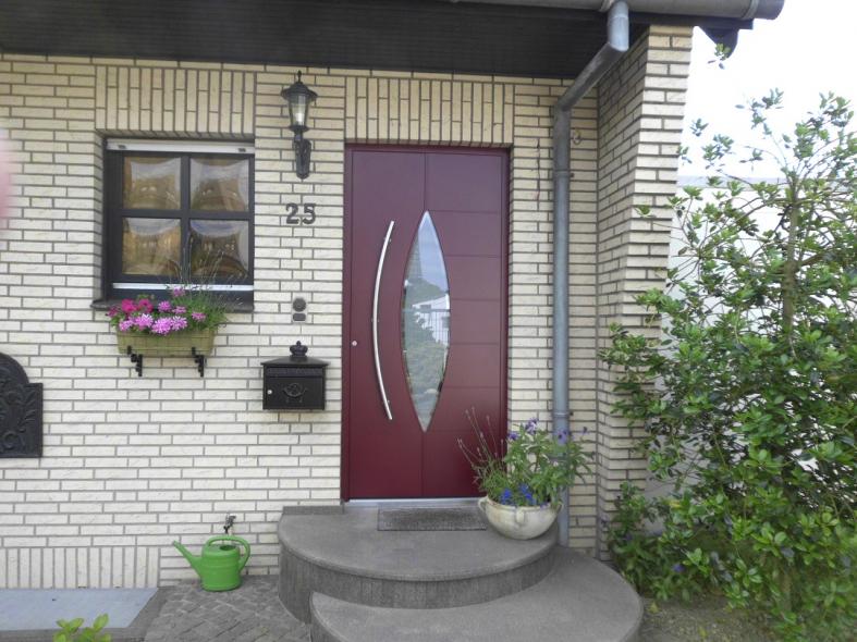 braune-haustuer-mit-ovalem-lichtausschnitt-in-neuss